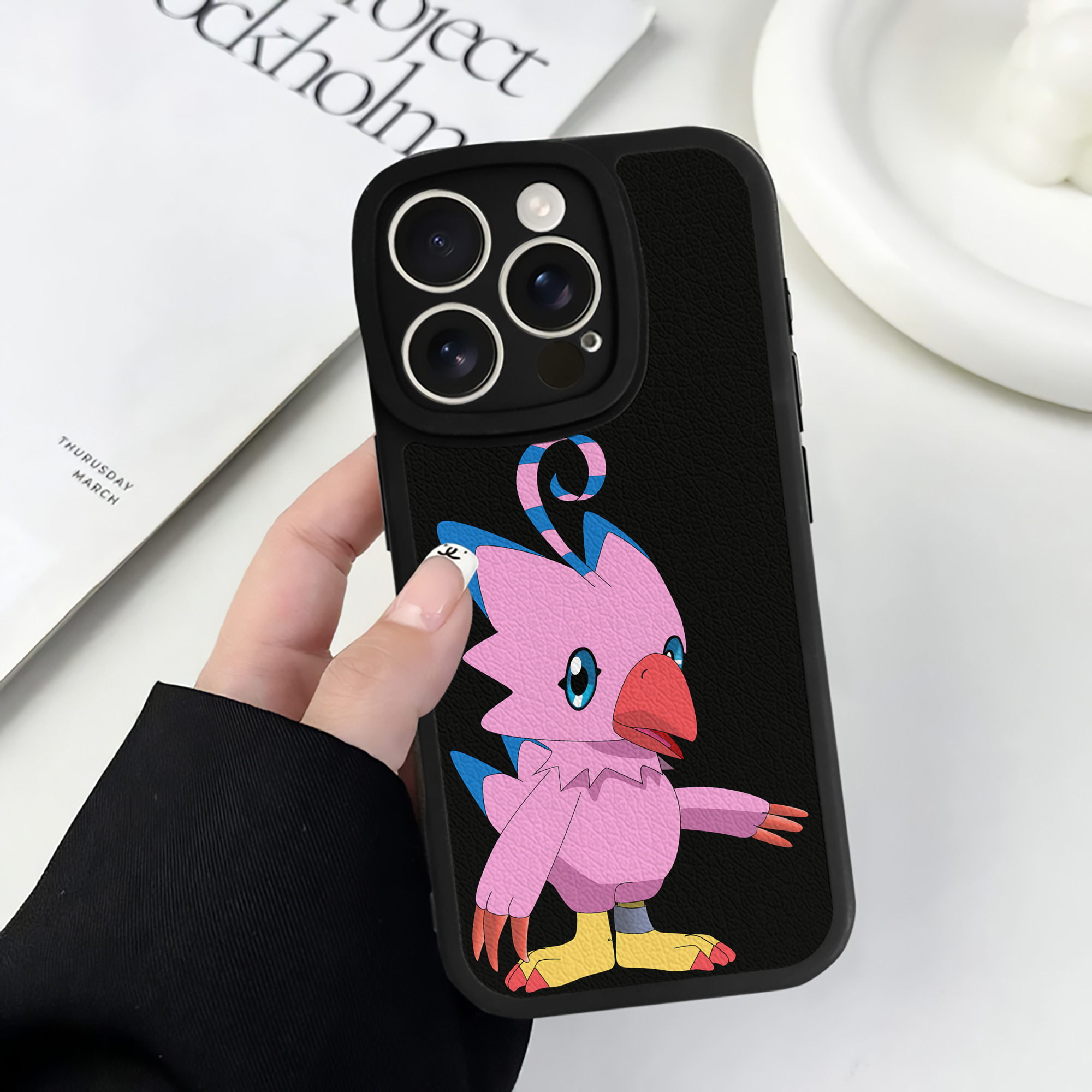 （画像用） Digimon デジタルモンスター/デジモン 【iPhone 16シリーズ対応】シリコンスマホケース（レザー調） 材質：シリコン